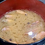 喰居来居や 和ん - エビのアタマが大量に入った味噌汁。