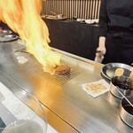 KITASHINCHI 鉄板焼 sia - 焼いてるところ