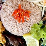 カフェモン - 香り高いジャスミンライスは一粒ひと粒がしっかり艶やかに立ち、エビペーストが上品に香ります。しっとりとパラリと仕上がった絶品ごはん(*´ω`*)♡
      マシマシにしてくれたプリック（唐辛子）が辛い！