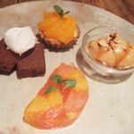 スパイスカフェ - チョコレートケーキ、みかんのタルト、キャラメルのジェラート、オレンジとグレープフルーツゼリー(カンパリ風味)