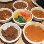 スパイスカフェ - ココナッツカレー、チキン、ラム、ラッサム、エビカレー、ドライカレー