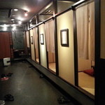 鮨のえん屋 - 落ち着いたモダンな「和」の空間