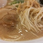 魁龍 - 薄いスライスのチャーシューと中細ストレート麺