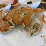 九六八餃子 - 焼き餃子をパクっと。