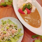 ランチ　夏野菜カレー　身体に優しいサラダ付(７月から9月のみ）