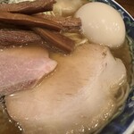 奈つやの中華そば - チャーシューは肉質のしっかりしたタイプです。