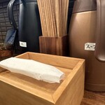 奈つやの中華そば - 卓上には調味料類はありません。