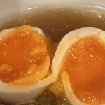 奈つやの中華そば - 味玉は黄身がとてもトロッとしてました。