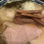 奈つやの中華そば - チャーシューは肉質のしっかりしたタイプです。