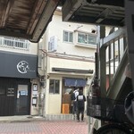 奈つやの中華そば - 待合室から見た店舗