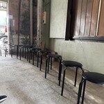 奈つやの中華そば - 待合室の椅子11番目から18番目