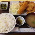 チキンハウス - 定食メニュー。ミックスにチキンカツ梅肉入りを一本追加している。750円。ご飯はおかわりが1回無料。