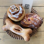 ぱぱいやぱんや - 【右：ラズベリーのパン(ハーフ) ￥230】ラズベリーの甘酸っぱさが最高に美味しい♡ 【左上：シナモンロール ￥220】彼氏の分【下：ほねパン￥200】中にウインナーが入ってる、骨型のパン。硬い！笑