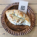 ぱぱいやぱんや - 【黒ごまチーズクッペ ￥200】ゴマの風味と、チーズが美味しい✨️ハード系かと思いきや柔らかくて食べやすかった！リベイクしたら外のチーズかパリッと 生地がもちっとして ゴマの風味が強まって美味しい✨️