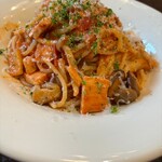 イタリカ - スモークチキンと色々茸のトマトラグーソース