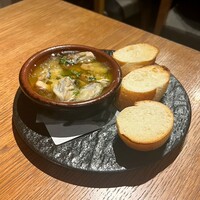 Seafood bar Ermitage 横浜鶴屋町店 - オイスターアヒージョ