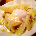 ホワイトアスパラの冷製、温玉とトンナートソース、トリュフの香り