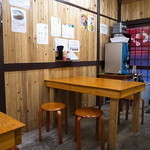 ラーメン だるま - テーブル席もスッキリ綺麗（2014年2月22日）