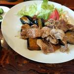 割烹・定食 さがら - なすと肉の醤油炒め定食950円