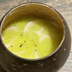 レヴォ - これが半生の大門素麺を山羊のチーズとふきのとうオイル(自家製)のスープで食べる最高のスペシャリティ。