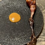 レヴォ - お店の名前を冠したレヴォ鶏。脚の肉に見えますが、実はいろんな部位の肉を混ぜて成形してある。みっちり。