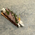 レヴォ - 鯵。下はパイ生地。