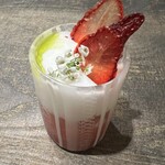 レヴォ - いちごに、ドライトマトの塩味の効いたのを合わせて、結果とてもあまく感じるデザート。上にふきのとうオイル