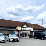 麺屋 ようすけ - ファミレスのような外観