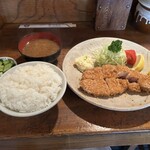 とんかつ かつせい - ロースかつ定食。