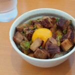 らーめん 吟屋 - ミニチャーシュー丼…タマゴに絡めて、やはり、超ぉ～旨×２…&甘くて旨いすぅ…。