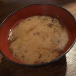 とんかつ かつせい - 赤出汁のなめこのみそ汁。