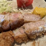 とんかつ かつせい - 柔らかく口溶けよい脂身は甘い。赤身は濃厚な旨味です。