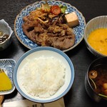 鯛屋旅館 - 4巡目で最強の白ご飯と赤だし登場。卵も追加。