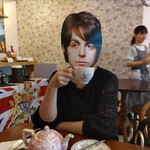 タイニー トリア アフタヌーンティー＆カフェ - 紅茶をたしなむポール風の私。本物じゃなくてごめんなさい。