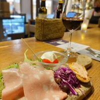 オービカ モッツァレラバー 横浜店 - アペリティーポミスト¥1600(赤ワイン)