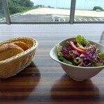風のレストラン - サラダとパン