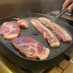 サムギョプサル・韓国料理 やすや - 焼いてくれるよ