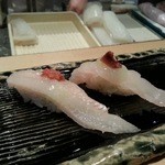 たつみ寿司 - 左、生穴子に鯛の塩辛。右、ヒラメにアンチョビとオリーブオイル。