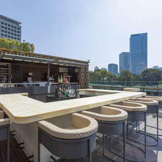 開放的な景色を眺められる都内最大級のテラスラウンジ