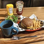 The Wanderers - 料理写真:◆ チーズバーガー (ポテト付) ¥900-
♠︎ サラダ•ドリンクセット ¥400-
付属ソースは マスタード & トマトケチャップ
