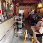 ヨゴロウ - レゲエの流れる居心地の良い店内