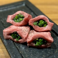 中目黒焼肉 登牛門 - 厚切りネギタン包み