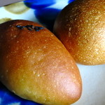 ぱんや うちなー畑 - 紅芋のあんパン（左手前）と島とうがらしとチーズのパン
