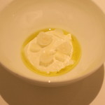 カンテサンス - 塩とオリーブ油が主役　山羊乳のバヴァロワ　(2014/03)