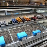 ジャラク コーヒー&カカオ - カラフルなチョコレート種がズラリ(*⁰▿⁰*)