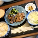 炭焼牛たん 赤兵衛分店 - 牛たん二種盛り定食 大 とろろ