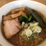 人力俥 - 茶色いスープに背脂たっぷり。鯖節の独特の風味と豚と乾物のスープ、醤油が合う！