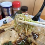 ますや本店 - ネギもスープを吸って黒くなってます