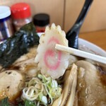 ますや本店 - ナルトもスープ吸ってます