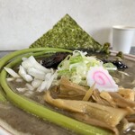 らー麺　Do・Ni・Bo - ワラビの緑が映えるーーー